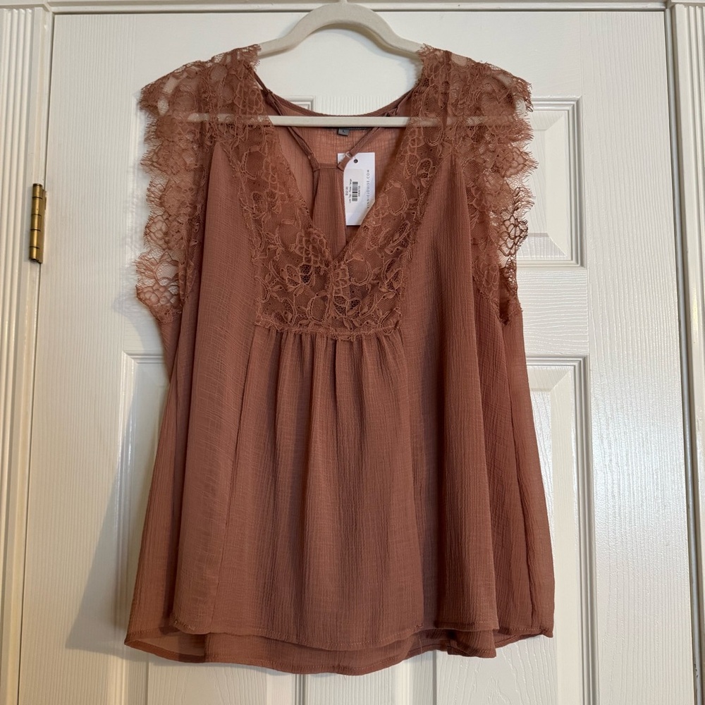 Wishlist Apparel Boutique Vinnie Louise Lace Trimmed Top Large